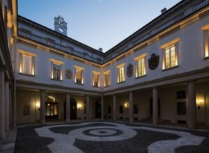 Interno di Fondazione Cariplo. Immagine di copertina di un articolo sul Bilancio 2023 della Fondazione di origine bancaria.