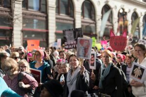 persone protestano contro la violenza di genere