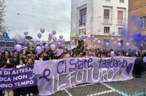 Manifestazione di giovani per chiedere maggiore attenzione per la loro salute mentale