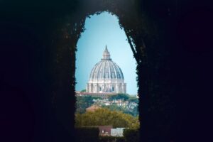 Cupola di San Pietro. Foto di copertina di un articolo di secondo welfare sul welfare reglioso.