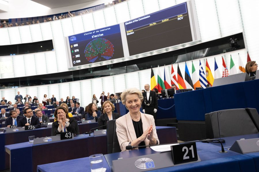 Ursula von der Leyen celebra il voto del Parlamento Europeo in favore della sua Commissione - Foto: European Union, 2024