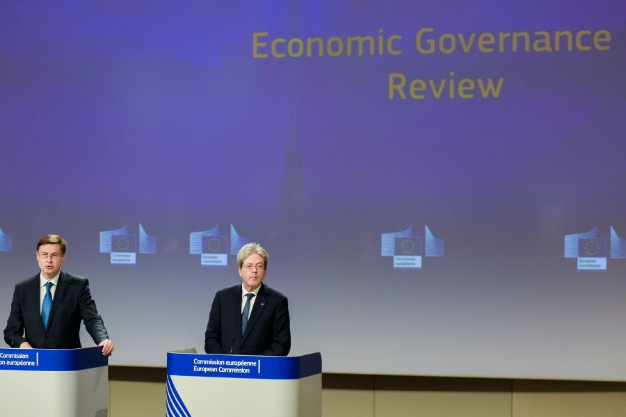 Nel febbraio 2020, gli allora Commissari UE Valdis Dombrovskis e Paolo Gentiloni (a destra) presentano la proposta di riforma della governance economica europea - Foto: European Union, 2020