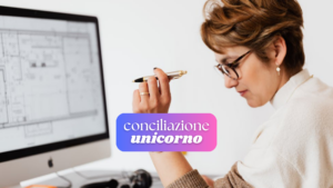 Una professionista in partita iva davanti a un computer. Immagine di copertina dell'articolo "Tanta flessibilità, ma poca conciliazione" di Secondo Welfare per la serie "Conciliazione Unicorno"