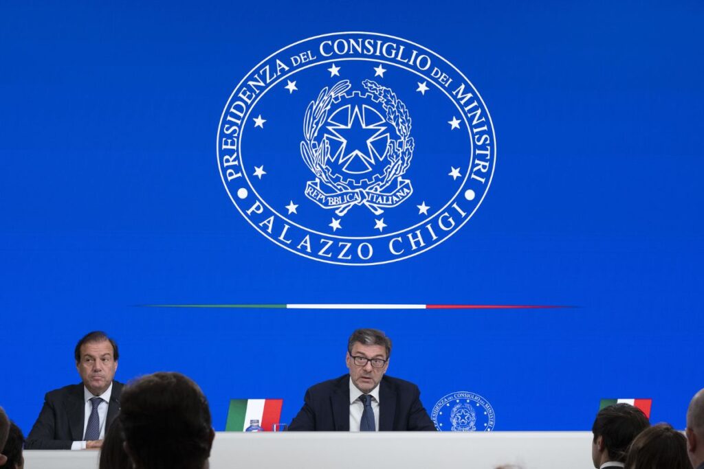 Il Ministro dell'Economia e delle Finanze, Giancarlo Giorgetti (a destra), ottobre 2024 - Foto: governo.it con licenza CC-BY-NC-SA 3.0 IT 