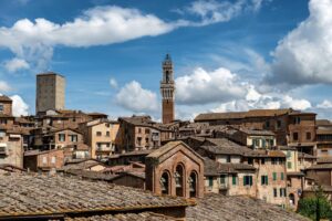 Panorama di Siena. Immagine di copertina di un articolo di Secondo Welfare sul welfare aziendale “a filiera corta” di Siena promosso da Fondazione MPS